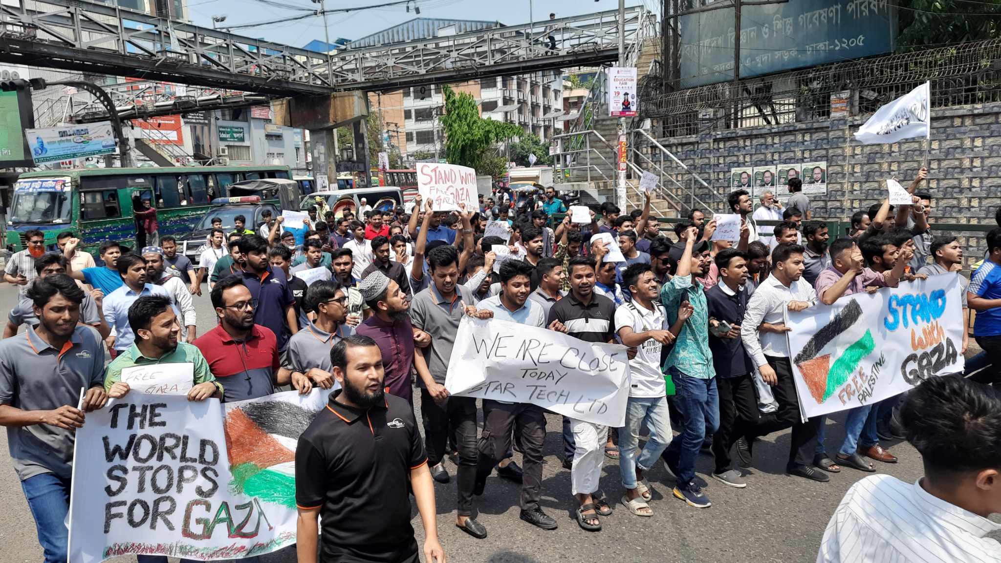 গাজায় ইসরায়েলি আগ্রাসনের প্রতিবাদে সায়েন্সল্যাবে বিক্ষোভ মিছিল
